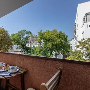 https://newly-renovated-4br-apartment.bucharesthotelsnow.com